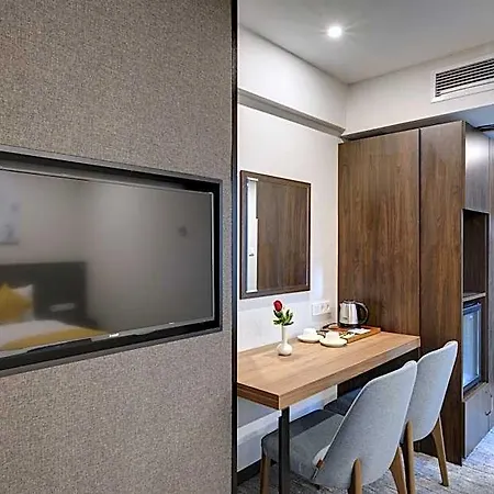 Leo Hotel 4*