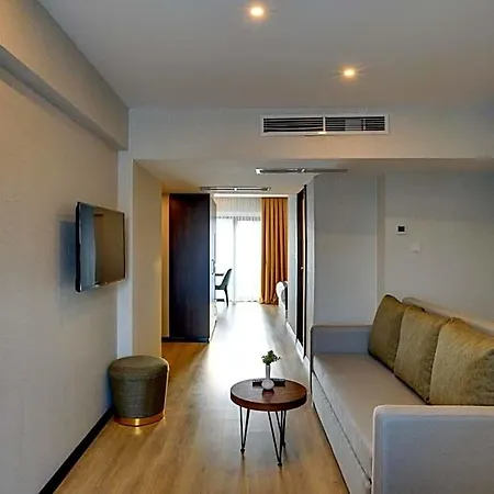 Leo Hotel